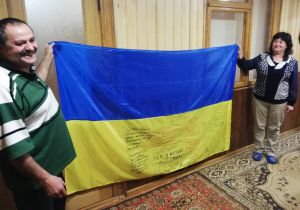 Продається дубовий стіл...  Гроші підуть військовим